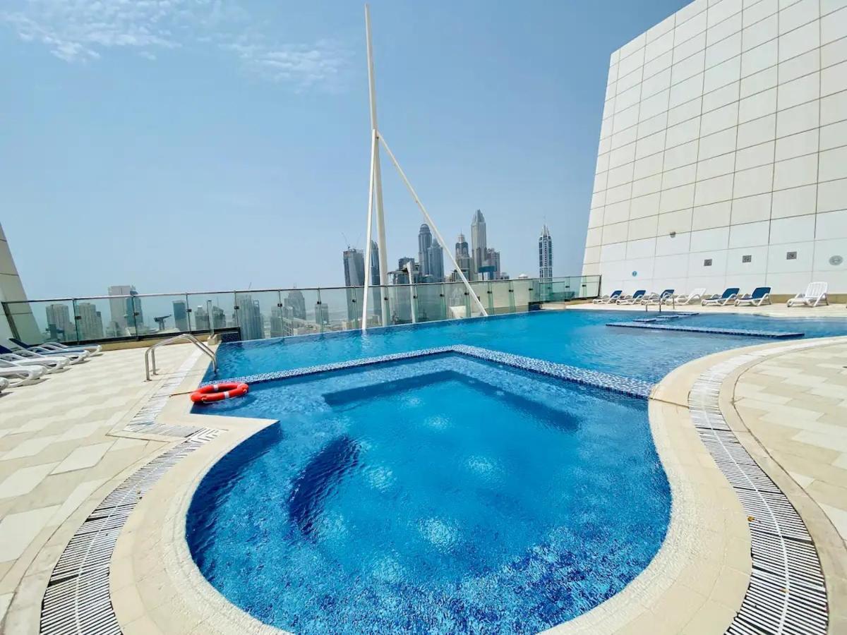 Upscale Studio Full Lake View In Goldcrest View Tower Дубай Экстерьер фото