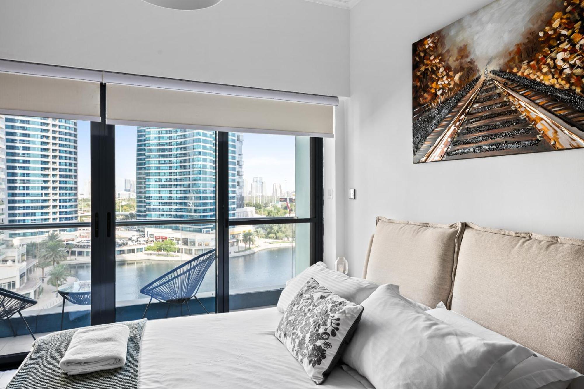 Upscale Studio Full Lake View In Goldcrest View Tower Дубай Экстерьер фото