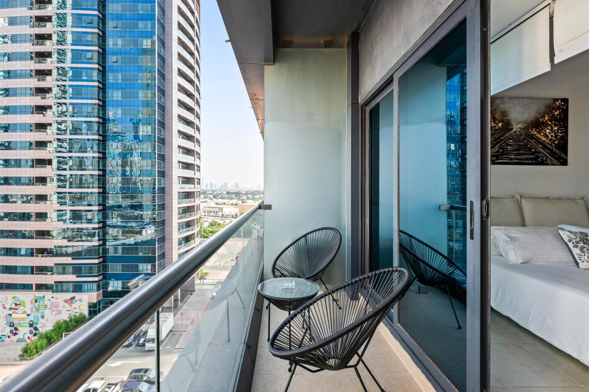 Upscale Studio Full Lake View In Goldcrest View Tower Дубай Экстерьер фото